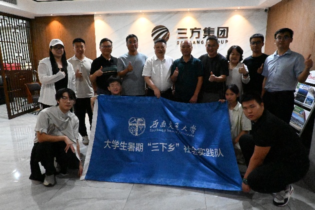 一群人站在台上AI 生成的内容可能不正确。 一群人站在台上AI 生成的内容可能不正确。