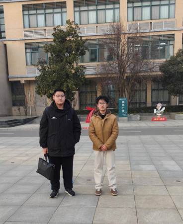 男人和女人站在街道上 AI 生成的内容可能不正确。 男人和女人站在街道上 AI 生成的内容可能不正确。